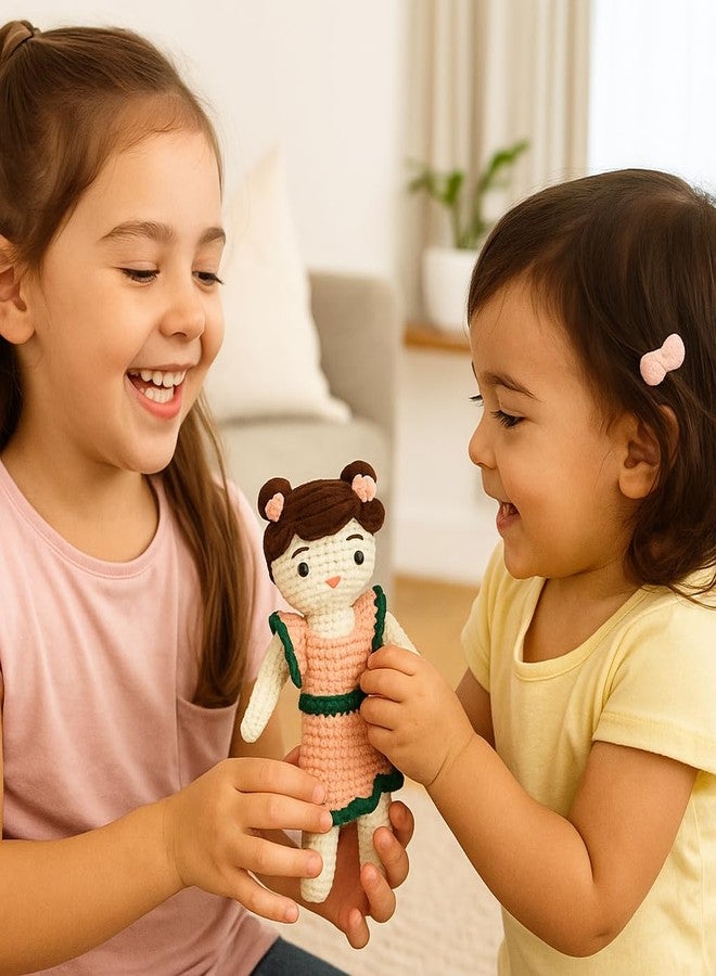 سوترا دمية كروشيه يدوية الصنع من سوترا بفستان خوخي وأخضر | لعبة أميغورومي صوفية ناعمة | هدية يدوية الصنع للأطفال، وديكور غرفة الأطفال والمنزل - Image 2